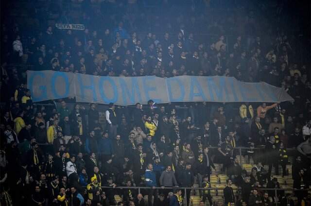 Fenerbahçe Tribünlerinde 'Evine Dön Damien' Pankartı Açıldı Fenerbahçe Tribünlerinde 'Evine Dön Damien' Pankartı Açıldı