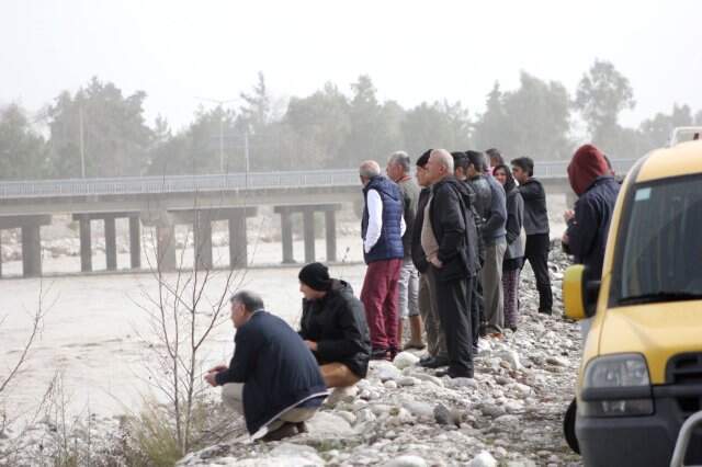 Hortumda Kaybolan Buse, Babasının İsteği Üzerine Define Çubuklarıyla Arandı Hortumda Kaybolan Buse, Babasının İsteği Üzerine Define Çubuklarıyla Arandı
