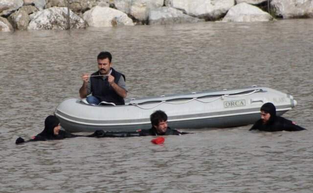 Hortumda Kaybolan Buse, Babasının İsteği Üzerine Define Çubuklarıyla Arandı Hortumda Kaybolan Buse, Babasının İsteği Üzerine Define Çubuklarıyla Arandı