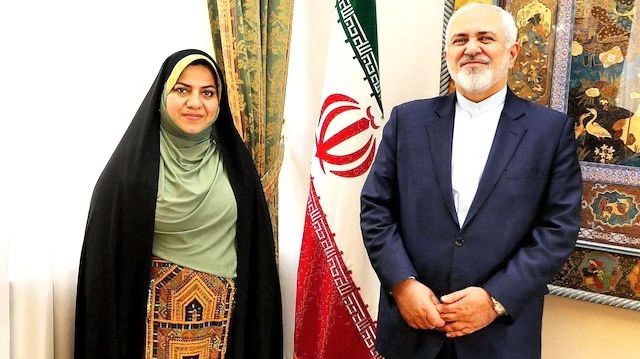 İran'da Sünni İlk Kadın Büyükelçi'nin, Bakan Zarif ile Fotoğraf Çektirmesi Tartışmaya Yol Açtı