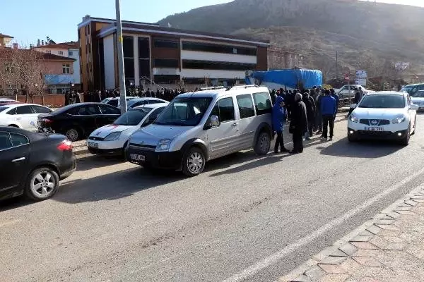 1500 Kişi Alınacağını Duyan Vatandaşlar, İŞKUR Önünde Uzun Kuyruklar Oluşturdu