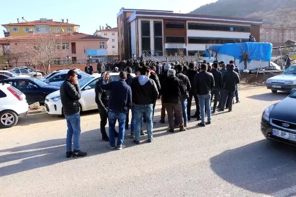 1500 Kişi Alınacağını Duyan Vatandaşlar, İŞKUR Önünde Uzun Kuyruklar Oluşturdu