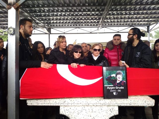 Oyuncu Şebnem Sönmez, Ayşen Gruda'nın Cenazesinde Fotoğraf Çektirmek İsteyenlere Sitem Etti