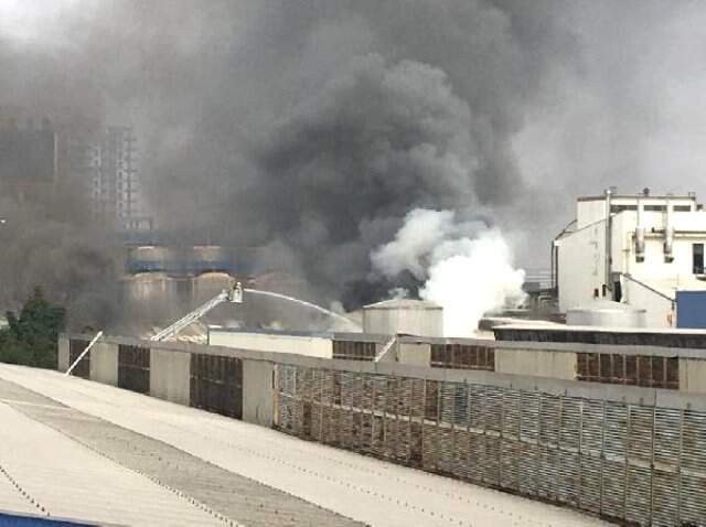 Son Dakika! İstanbul'da Alkollü İçecek Fabrikası Alev Alev Yanıyor! İstanbul'da Alkollü İçecek Fabrikası Alev Alev Yandı