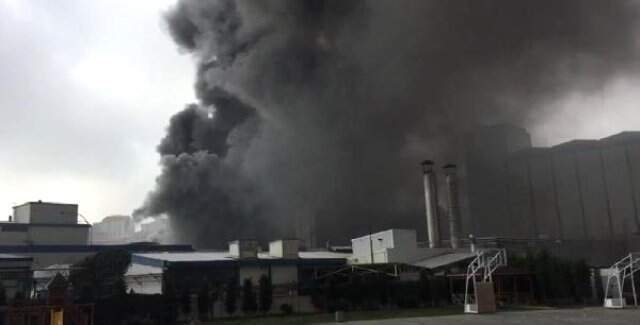 Son Dakika! İstanbul'da Alkollü İçecek Fabrikası Alev Alev Yanıyor! İstanbul'da Alkollü İçecek Fabrikası Alev Alev Yandı