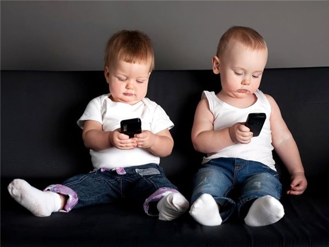 Akıllı Telefonlarla Çok Vakit Geçiren Küçük Çocukların Gelişimlerinin Olumsuz Etkilendiği Ortaya...