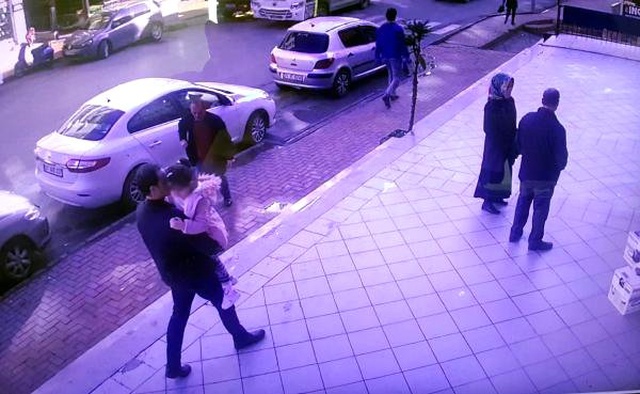 Kızını Kiralık Otomobille Kaçırıp Güvenlik Görevlisini Metrelerce Sürükledi! Kamera Kayıttaydı