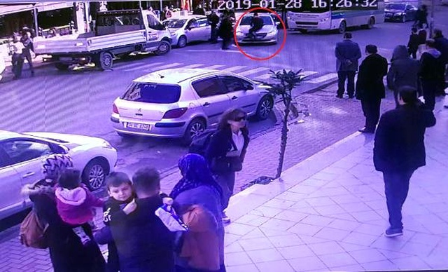 Kızını Kiralık Otomobille Kaçırıp Güvenlik Görevlisini Metrelerce Sürükledi! Kamera Kayıttaydı