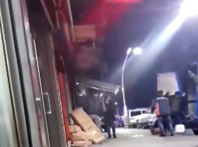 Kargoları Elden Ele Savurarak Yükleyen 5 Kurye, Görüntüleri Sosyal Medyaya Düşünce İşinden Oldu Kargoları Elden Ele Savurarak Yükleyen 5 Kurye, Görüntüleri Sosyal Medyaya Düşünce İşinden Oldu