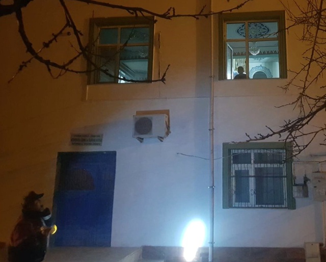 Ödevlerini Yapmayınca Babasından Korkup Evden Kaçan Çocuk Camide Bulundu