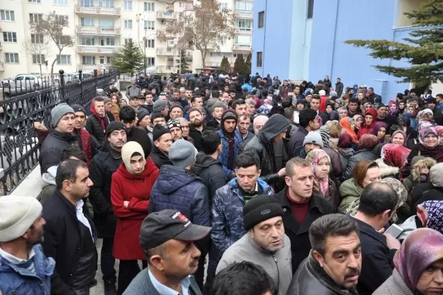 38 Kişilik İş İçin Bin 200 Kişi Başvurunca Kurayı Bahçede Çektiler