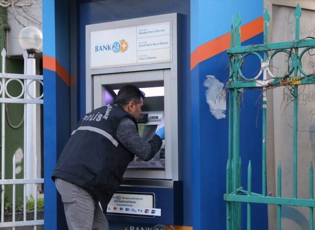 ATM'deki Tuzağa Dikkat! Vatandaşın Dikkati Kart Kopyalayan Düzeneği Ortaya Çıkardı ATM'deki Tuzağa Dikkat! Vatandaşın Şüphesi Kart Kopyalayan Düzeneği Ortaya Çıkardı