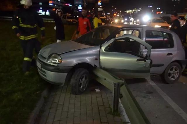 Kazada Bariyerlere Saplanan Otomobilin Sürücüsü Çaresizce Kurtarılmayı Bekledi