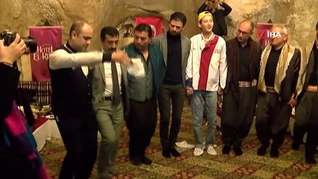 Çinli Şarkıcı Şanlıurfa'da Sıra Gecesinde Halay Çekti