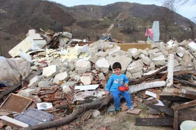 Torunlarını Doktora Götürdü, Döndüğünde Evini Yıkılmış Halde Buldu Torunlarını Doktora Götürdü, Döndüğünde Evini Yıkılmış Halde Buldu