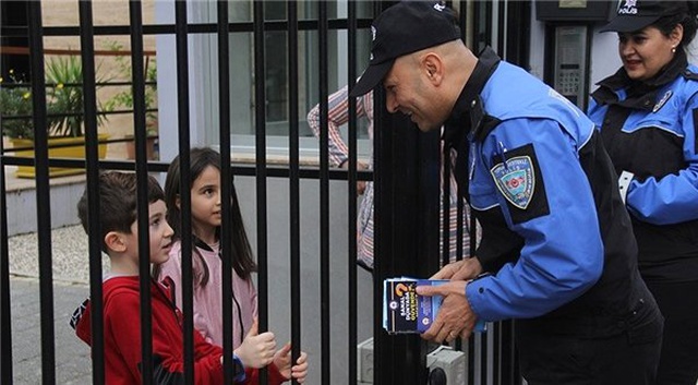 Adana'da, Gençlerin Hayatına Kast Eden Oyuna Yönelik 'Mavi Balina Timi' Kuruldu