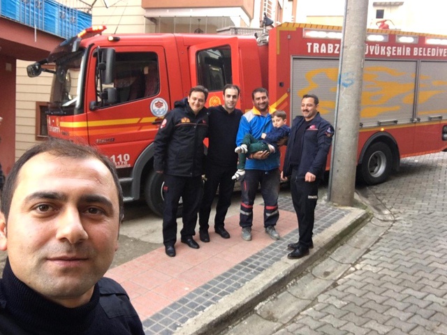 Ayağı Kalorifer Borusu ile Duvar Arasında Sıkışan Miniğin İmdadına, İtfaiyeci Abileri Yetişti