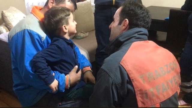 Ayağı Kalorifer Borusu ile Duvar Arasında Sıkışan Miniğin İmdadına, İtfaiyeci Abileri Yetişti