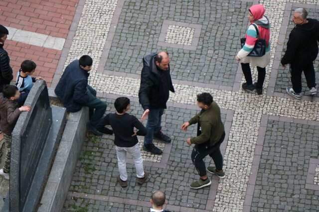 Çocukların Uçan Tekmeli ve Yumruklu Kavgası Kamerada! Çocukların Uçan Tekmeli ve Yumruklu Kavgası Kamerada!