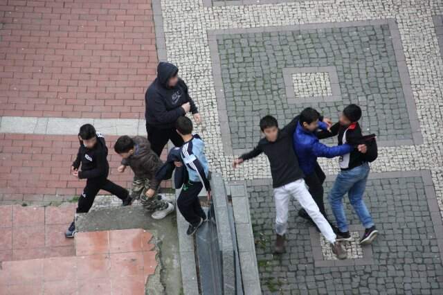 Çocukların Uçan Tekmeli ve Yumruklu Kavgası Kamerada! Çocukların Uçan Tekmeli ve Yumruklu Kavgası Kamerada!