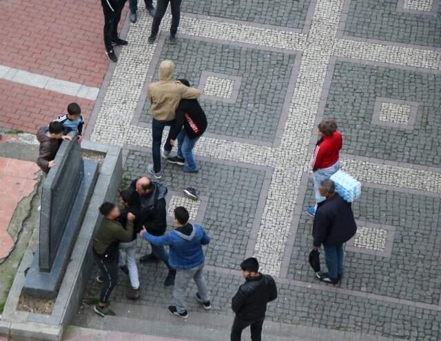 Çocukların Uçan Tekmeli ve Yumruklu Kavgası Kamerada! Çocukların Uçan Tekmeli ve Yumruklu Kavgası Kamerada!