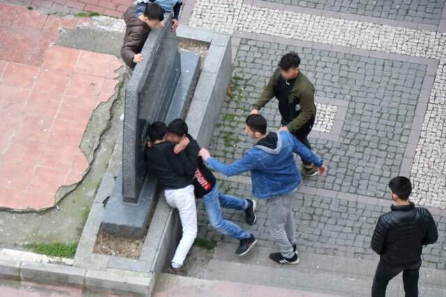 Çocukların Uçan Tekmeli ve Yumruklu Kavgası Kamerada! Çocukların Uçan Tekmeli ve Yumruklu Kavgası Kamerada!