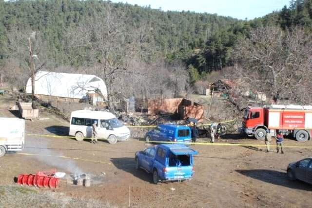 Hırsızlık Amacıyla Girdikleri Evde 5 Kişilik Aileyi Öldürüp Ateşe Veren Sanıklara Ceza Yağdı Hırsızlık Amacıyla Girdikleri Evde 5 Kişilik Aileyi Öldürüp Ateşe Veren Canilere Ceza Yağdı
