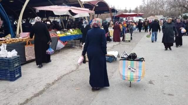 Pazarcılar 100 Liralık Alışveriş Yapana Çanta Hediye Etmeye Başladı