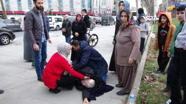 Yaşlı Adamı Hayata Döndüren Gizemli Kadın Otomobile Binip Hızla Uzaklaştı Yaşlı Adamı Hayata Döndüren Gizemli Kadın Otomobile Binip Hızla Uzaklaştı