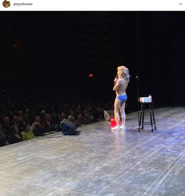 ABD'li Kadın Komedyen Amy Schumer, Sahneye Üstsüz Çıktı