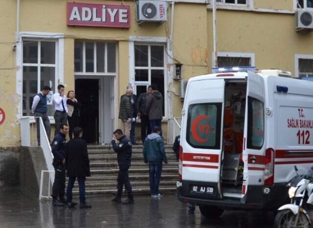 Adliyeye Giden İki Kardeş Tartışma Yaşadıkları Polislere Tahralarla Saldırdı Adliyeye Giden İki Kardeş Tartışma Yaşadıkları Polislere Tahralarla Saldırdı