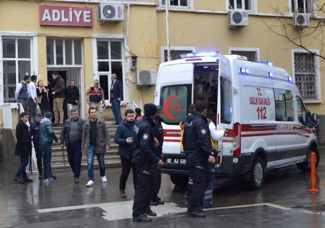 Adliyeye Giden İki Kardeş Tartışma Yaşadıkları Polislere Tahralarla Saldırdı Adliyeye Giden İki Kardeş Tartışma Yaşadıkları Polislere Tahralarla Saldırdı