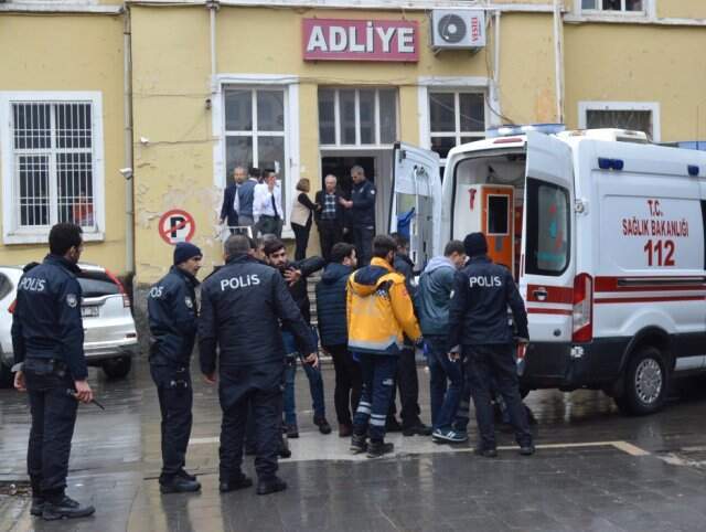 Adliyeye Giden İki Kardeş Tartışma Yaşadıkları Polislere Tahralarla Saldırdı Adliyeye Giden İki Kardeş Tartışma Yaşadıkları Polislere Tahralarla Saldırdı