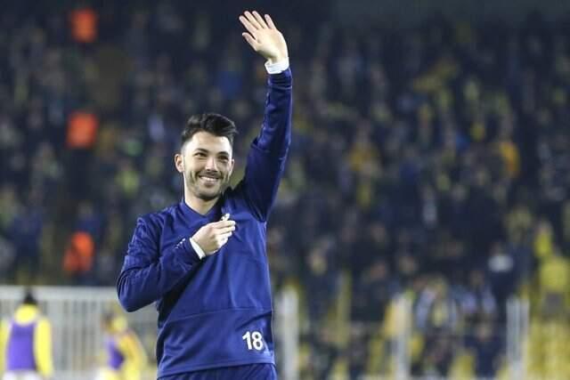 Serdar Aziz ve Tolgay Arslan, Fenerbahçe Armasını Öptü