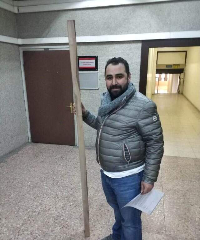 Avukat, 'Müvekkilimin Boyu 1.50' Deyip, 2 Metrelik Kalası Delil Olarak Sundu Avukat,