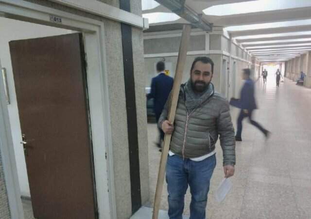 Avukat, 'Müvekkilimin Boyu 1.50' Deyip, 2 Metrelik Kalası Delil Olarak Sundu Avukat,