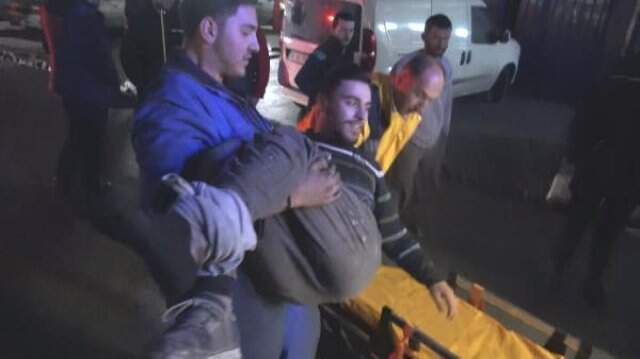 Bacağından Vurulan Genç Ambulansa Taşınırken Hem Güldü Hem Şarkı Söyledi Bacağından Vurulan Genç Ambulansa Taşınırken Hem Güldü Hem Şarkı Söyledi