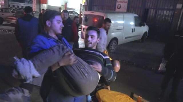 Bacağından Vurulan Genç Ambulansa Taşınırken Hem Güldü Hem Şarkı Söyledi Bacağından Vurulan Genç Ambulansa Taşınırken Hem Güldü Hem Şarkı Söyledi