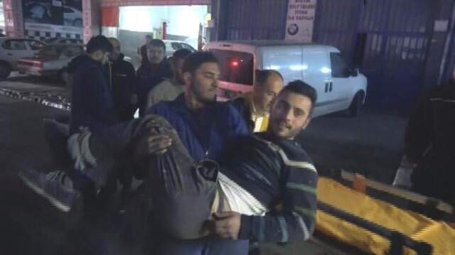 Bacağından Vurulan Genç Ambulansa Taşınırken Hem Güldü Hem Şarkı Söyledi Bacağından Vurulan Genç Ambulansa Taşınırken Hem Güldü Hem Şarkı Söyledi