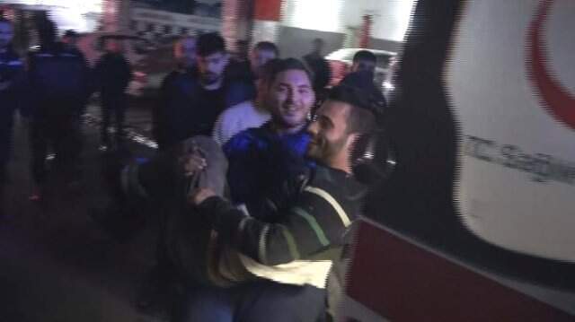 Bacağından Vurulan Genç Ambulansa Taşınırken Hem Güldü Hem Şarkı Söyledi Bacağından Vurulan Genç Ambulansa Taşınırken Hem Güldü Hem Şarkı Söyledi