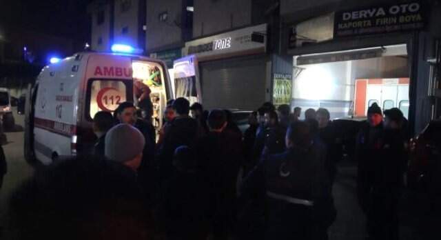Bacağından Vurulan Genç Ambulansa Taşınırken Hem Güldü Hem Şarkı Söyledi Bacağından Vurulan Genç Ambulansa Taşınırken Hem Güldü Hem Şarkı Söyledi