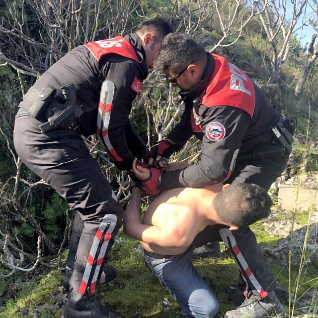 Bıçak Zoruyla Tecavüze Kalkıştı, Yarı Çıplak Kaçtığı Ormanda Yakalandı Zorla Girdiği Evde Bıçak Zoruyla Tecavüze Kalkışan Sapık, Yarı Çıplak Halde Ormanda Yakalandı