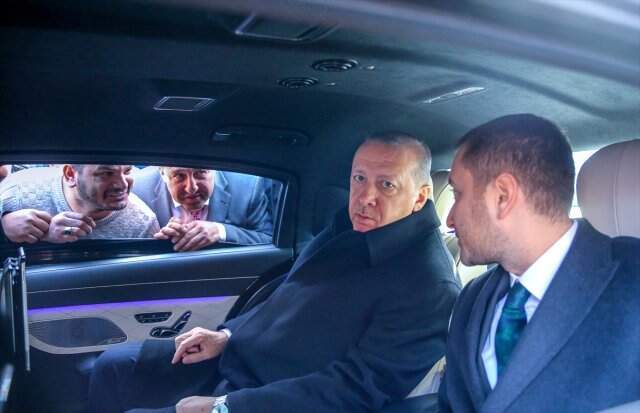 Cumhurbaşkanı Erdoğan, Tarabya'da Aracını Durdurup Minibüsçülerle Sohbet Etti