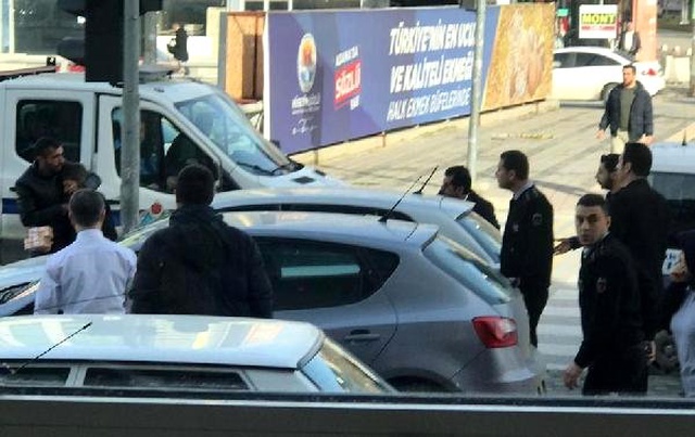 Soyguncunun Rehin Aldığı Kadının Boynuna Bıçak Dayadığı Korku Dolu Anlar Fotoğraflara Yansıdı