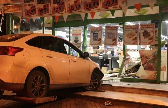 Üsküdar'da Otomobil Markete Girdi Alkollü Sürücünün Kontrolünden Çıkan Otomobil Markete Girdi