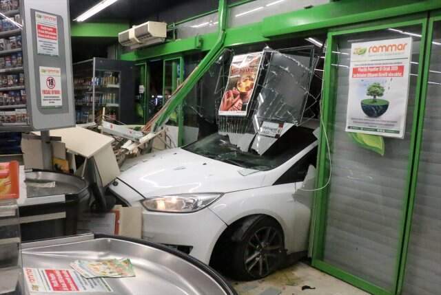 Üsküdar'da Otomobil Markete Girdi Alkollü Sürücünün Kontrolünden Çıkan Otomobil Markete Girdi