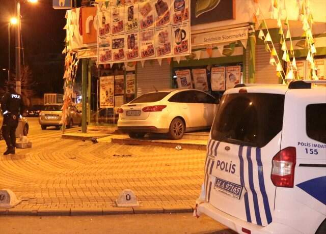 Üsküdar'da Otomobil Markete Girdi Alkollü Sürücünün Kontrolünden Çıkan Otomobil Markete Girdi