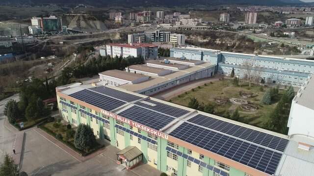 Karabük Üniversitesi Kendi Elektriğini Güneş Panelleri ile Üretiyor Karabük Üniversitesi Kendi Elektriğini <a class='keyword-sd' href='/gunes/' title='Güneş'>Güneş</a> Panelleri ile Üretiyor