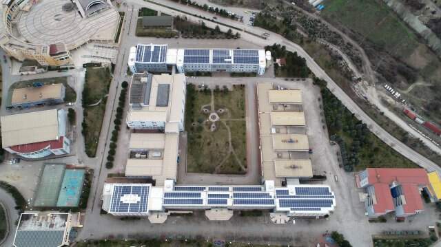 Karabük Üniversitesi Kendi Elektriğini Güneş Panelleri ile Üretiyor Karabük Üniversitesi Kendi Elektriğini Güneş Panelleri ile Üretiyor