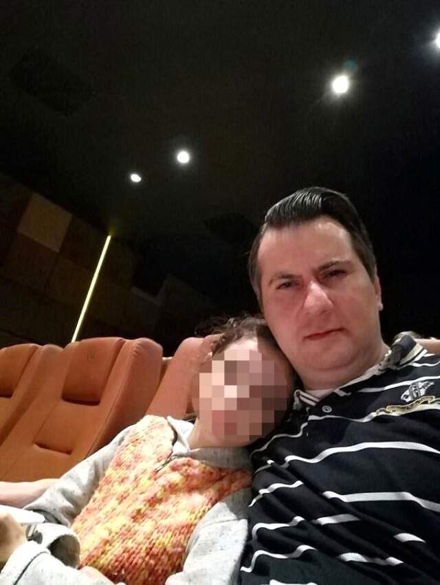 Kızıyla Fotoğrafını Paylaştıktan Sonra Balkondan Düşüp Öldü Kızıyla Fotoğrafını Paylaştıktan Sonra Balkondan Düşüp Öldü